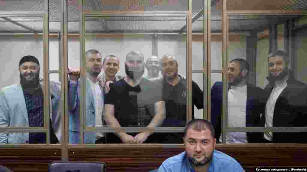Фігуранти «Бахчисарайської справи «Хізб ут-Тахрір» і кримський адвокат Едем Семедляєв у залі Південного окружного військового суду РФ, м. Ростов-на Дону, 19 листопада 2019 року, фото Тараса Ібрагімова