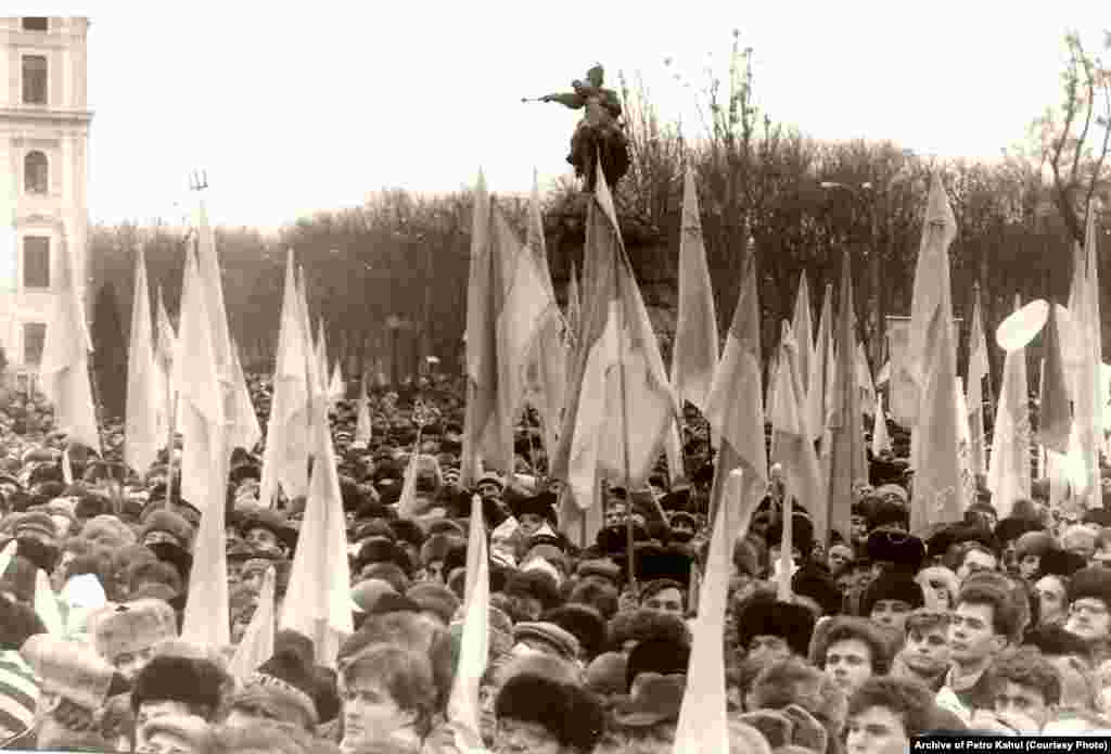 Софійська площа у той час була площею Богдана Хмельницького (така назва була у період 1944–1993 років) 