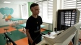 10-гадовы Раман Алексеў са Львова завяршае навучаньне ў школе і плянуе канікулы. Хлопца моцна параніла 14 ліпеня 2022 году ў Віньніцы падчас расейскага ракетнага абстрэлу. Ягоная мама загінула