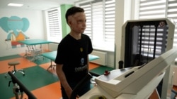 10-гадовы Раман Алексеў са Львова завяршае навучаньне ў школе і плянуе канікулы. Хлопца моцна параніла 14 ліпеня 2022 году ў Віньніцы падчас расейскага ракетнага абстрэлу. Ягоная мама загінула