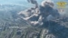 Combinatul Azovstal, în subteranele căruia sunt încă 200-300 de civili este bombardat întruna de forțele ruse, în ciuda promisiunilor Kremlinului că va înceta focul pe timpul zilei, până sâmbătă - Imagine din bombardamentul de joi, ziua - foto Reuters