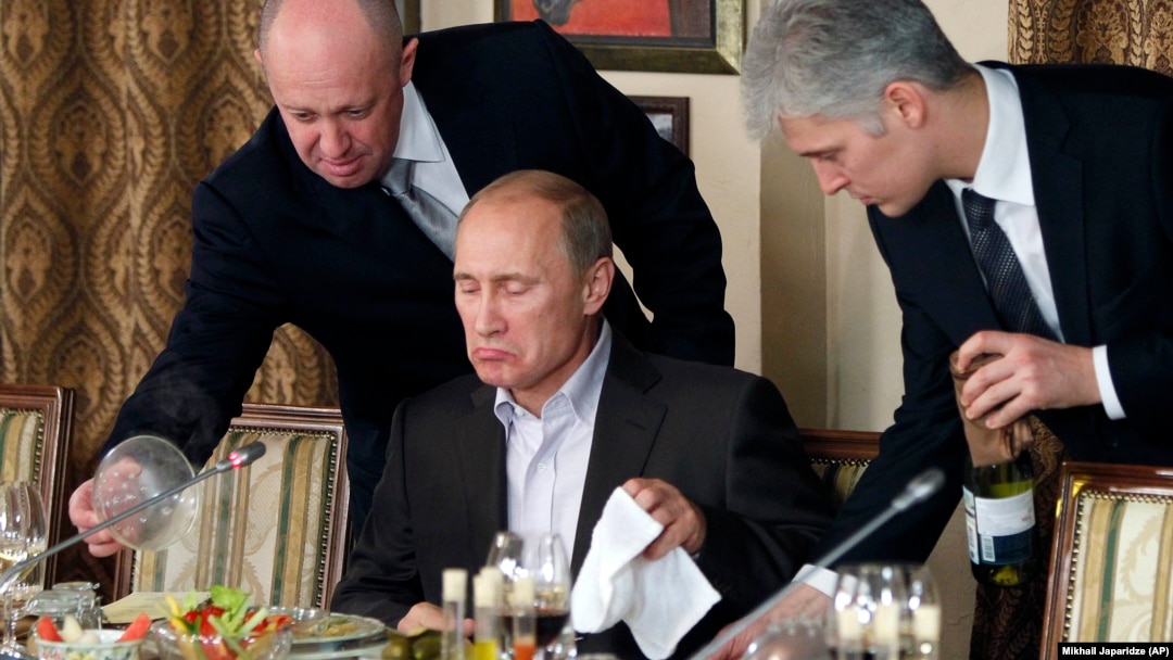 Російський бізнесмен, «кухар Путіна» Євген Пригожин (ліворуч) у своєму ресторані подає їжу Володимиру Путіну, 11 листопада 2011 року