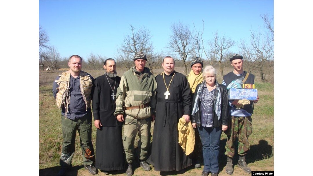 Дмитро Галко на Донбасі, (першій зліва), 2014 рік