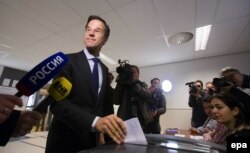 Прем'єр-міністр Нідерландів Марк Рютте під час голосування на виборчій дільниці у Гаазі. 6 квітня 2016 року