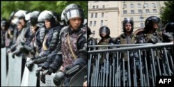 Сол жақта: Нұр-Сұлтандағы күшейген күзет. 10 маусым 2019 жыл. Оң жақта: Әділ сайлау талабымен өткен митингі кезінде орнатылған қоршау артында тұрған арнайы жасақ. Мәскеу, 27 шілде 2019 жыл. (АFP пен Reuters суреттерінен коллаж.)