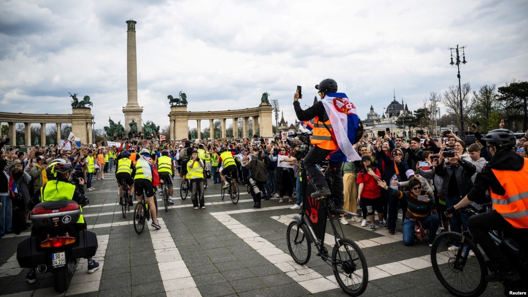 Studenti na biciklima stižu na Trg heroja u Budimpešti, 5. april 2025.