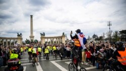 'Znamo šta znači boriti se za slobodu': Doček studenata biciklista u Budimpešti