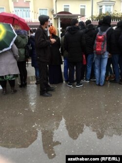 Очередь перед консульским отделом посольства РФ в Туркменистане, Ашхабад, 21 декабря, 2018.