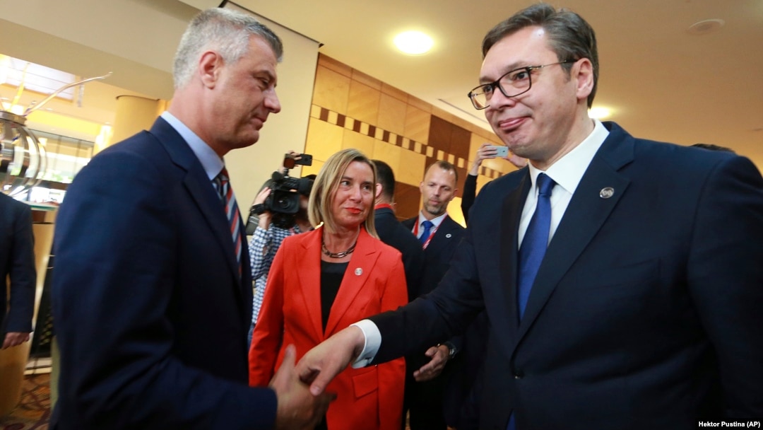 Rukovanje Hašima Tačija i Aleksandra Vučića u prisustvu tadašnje evropske komesarke Federike Mogerini, Tirana, maj 2019.