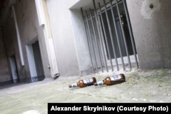 Окрестности дома, где значится Театр Петросяна, явно неблагоустроены