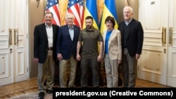 Predsjednik Ukrajine Volodimir Zelensk (u sredini) i članovi delegacije gornjeg doma američkog Kongresa predvođeni čelnikom republikanske manjine u Senatu Mitchellom McConnellom (drugi slijeva). Kijev, 14. maja 2022. 