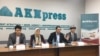 Мыктыбек Арстанбек “Нур” деп аталган саясий партиянын түзүлгөнүн жарыялоо үчүн маалымат жыйын өткөрдү. 14-январь, 2021-жыл. Сүрөттө партия өкүлдөрү. 
