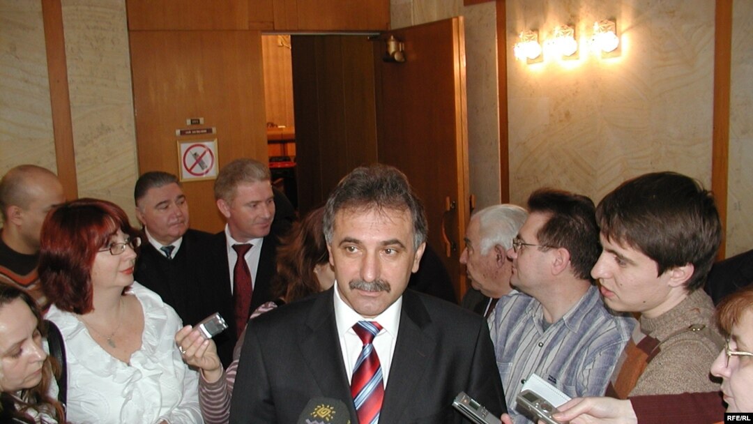 Анатолій Гриценко (у центрі)