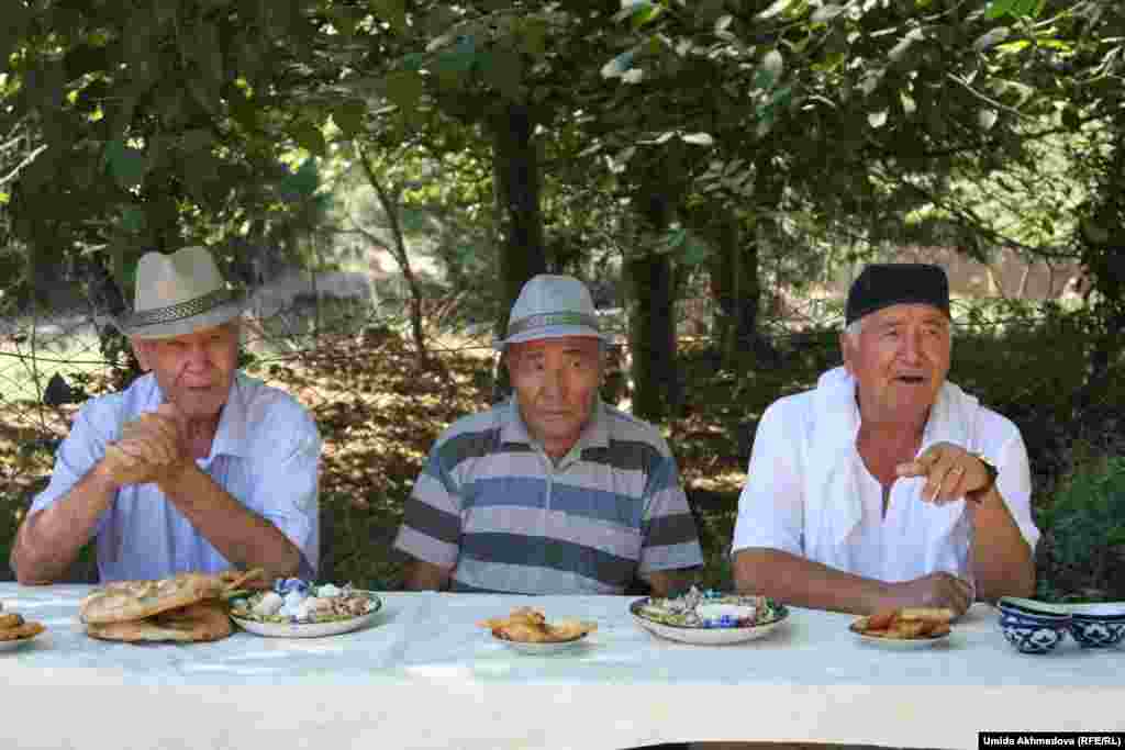 Жамбай ауылының ақсақалдары. Әдетте аулаға дастархан жайылып, той иелері қонақтарды күтіп алады. 