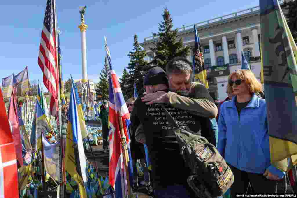Пришедшие на акцию памяти в Киеве.В посте в Instagram'е Билл Коул написал 14 марта: «Мы почтим память шести американцев, которые отдали свои жизни, защищая Украину и всех нас. Они герои» 