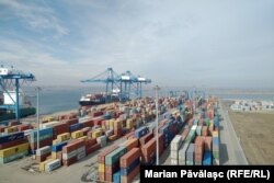 Containerele din Portul Constanța sunt verificate doar de oameni și cel mult de un câine special dresat
