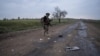 Житель Константиновки возле разрушенного российским авиаударом дома, в котором под завалами ищут его мать. 8 мая 2025 года