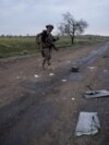 Житель Константиновки возле разрушенного российским авиаударом дома, в котором под завалами ищут его мать. 8 мая 2025 года