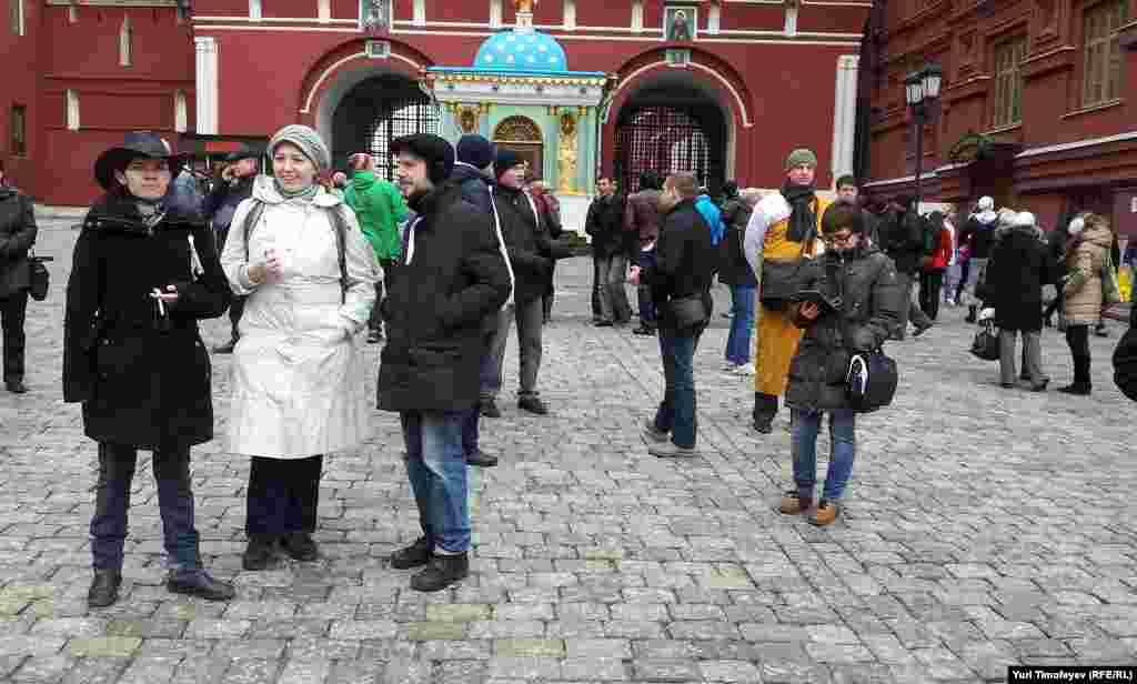 Красная площадь закрыта. "Белые ленты" гуляют у Иверских ворот