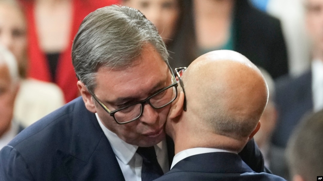 Predsednik Srbije Aleksandar Vučić ljubi Miloša Vučevića nakon što je on položio zakletvu za premijera u Skupštini Srbije, 2. maj 2024.