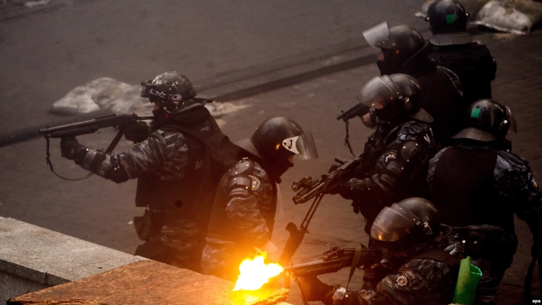 Спецпризначенці ведуть вогонь по майданівцям. Київ. 20 лютого 2014 року