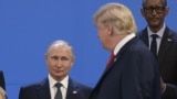 ABŞ-nyň prezidenti Donald Tramp Russiýanyň lideri Wladimir Putine garaýar. (arhiw suraty)