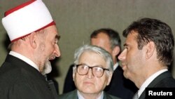 Muftija Hamdia Jusufspahić, Dobrica Ćosić i Vojislav Koštunica u Centru Sava 7. oktobra 2000. godine