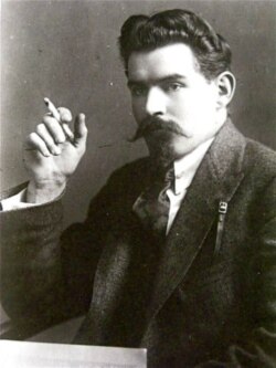 Олександр Шумський (1890–1946) – український радянський державний і політичний діяч. Був одним з головних ідеологів і провідником українізації 1920–1930-х років. Жертва сталінських репресій