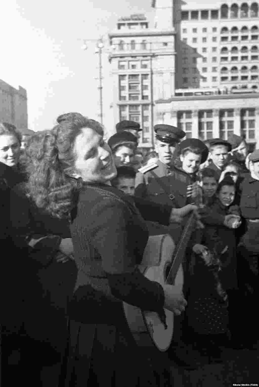 Женщина поет в центре Москвы. Празднования начались на день позже – 9 мая