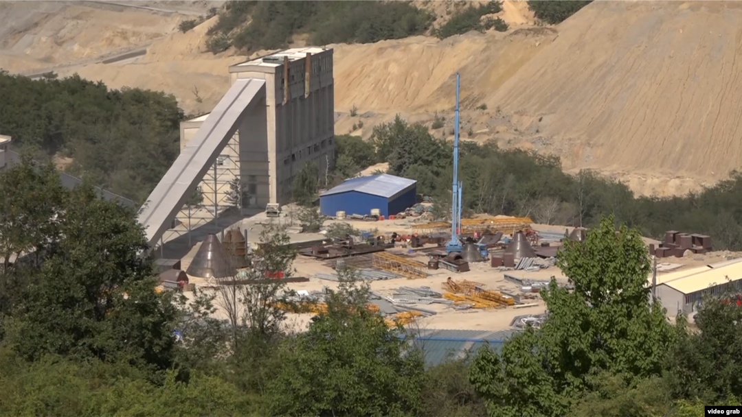 Kineska kompanija "Ziđin Majning Grup" (Zijin Mining Group) učestvuje u istraživanju i ekloploataciji rude bakra, zlata i drugih minerala u Srbiji.