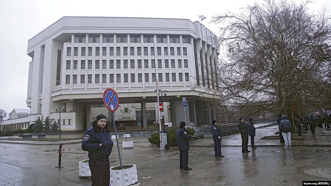 Міліцейське оточення біля кримського парламенту, 27 лютого 2014 року