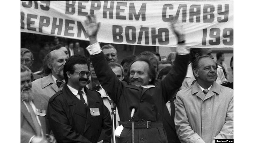 В’ячеслав Чорновіл вітає львів’ян. 1 травня 1990 року
