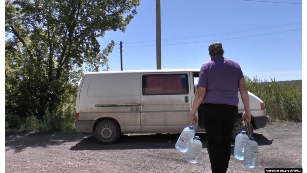Жителі Луганська змушені запасатися водою