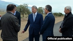 Президент Атамбаев жана тиешелүү кызмат адамдары Балыкчы-Корумду жолунда. 28-июль, 2016-жыл