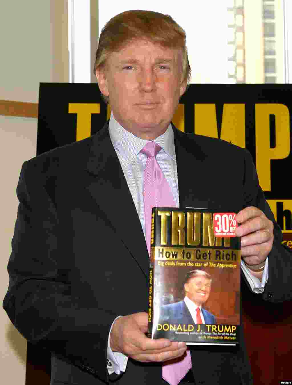Трамп со своей книгой "Как стать богатым", изданной в 2004 году. Его предыдущая книга "Искусство договора" стала бестселлером и способствовала его популярности. 