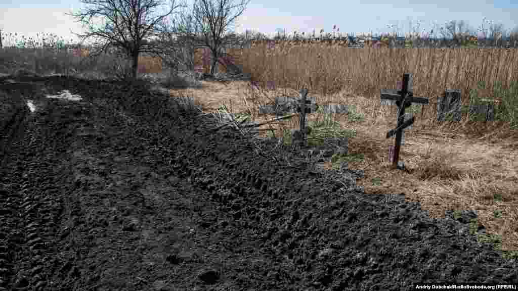 Кладбище. Дорога здесь была и раньше, но тяжелые военные машины «раскатали» ее почти до могил