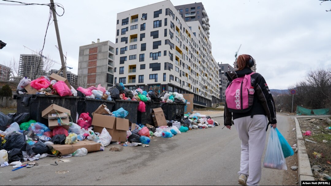 Otpad van kontejnera, Priština, 3. februar 2025.