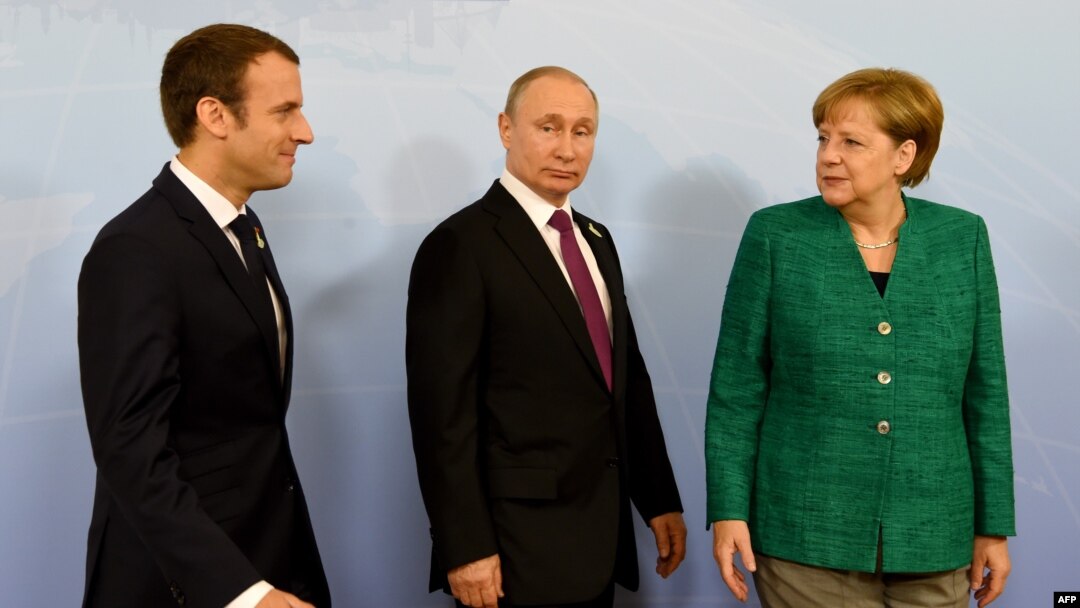 Емманюель Макрон, Володимир Путін і Анґела Меркель перед початком переговорів у Гамбурзі, літо 2017 року