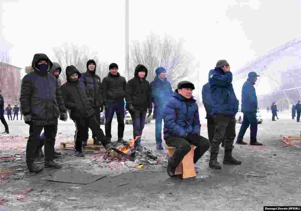 Билікке талап айтып, бейбіт акцияда тұрған демонстранттар. Ақтөбе, 6 қаңтар 2022 ж.