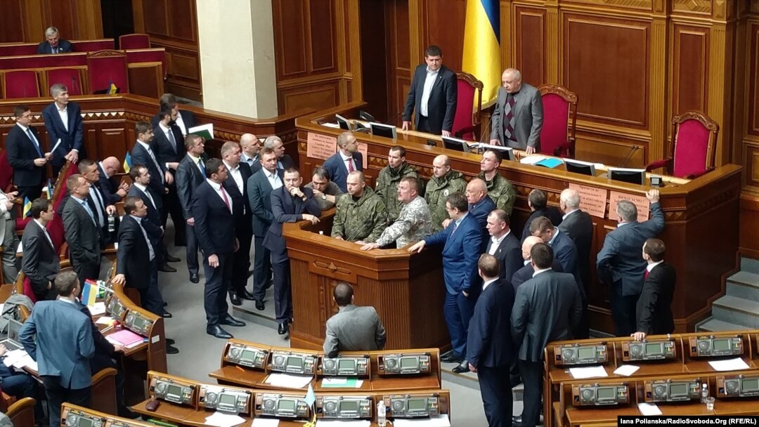 Правоохоронці і народні депутати біля трибуни парламенту України, 15 березня 2017 року