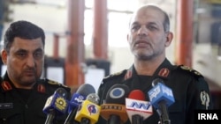 احمد وحیدی (راست)، وزیر دفاع ایران