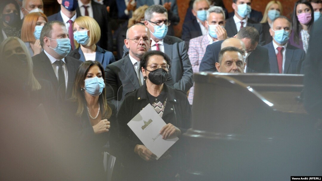 Gordana Čomić (u sredini sa crnom maskom na licu), ministarka za ljudska prava, prilikom polaganja zakletve članova nove Vlade Srbije, 28. oktobra 2020. LGBT polaže nadu da će Čomićeva istrajati i da će se Nacrt zakona o istopolnom partnerstvu do proleća naći pred poslanicima.