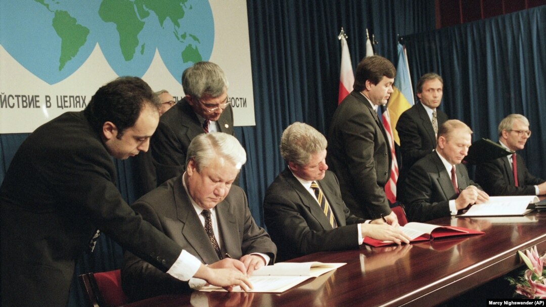 Президент Росії Борис Єльцин (ліворуч), президент США Білл Клінтон (у центрі), президент України Леонід Кучма і прем'єр-міністр Великої Британії Джон Мейджор (праворуч) на церемонії підписання Україною Договору про нерозповсюдження ядерної зброї. Будапешт, 5 грудня 1994 року