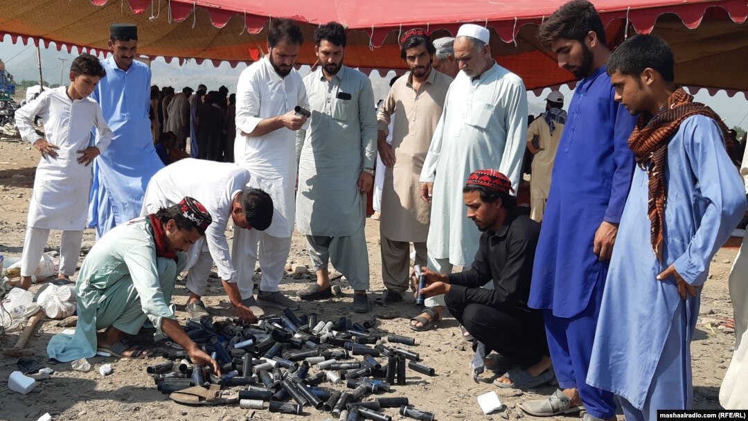 د پي ټي اېم غړو د پوليسو لخوا پر هغوی د اوښلن ګيس کارول شوي کارتوس راټول کړي دي ـ د اکتوبر دويمې انځور