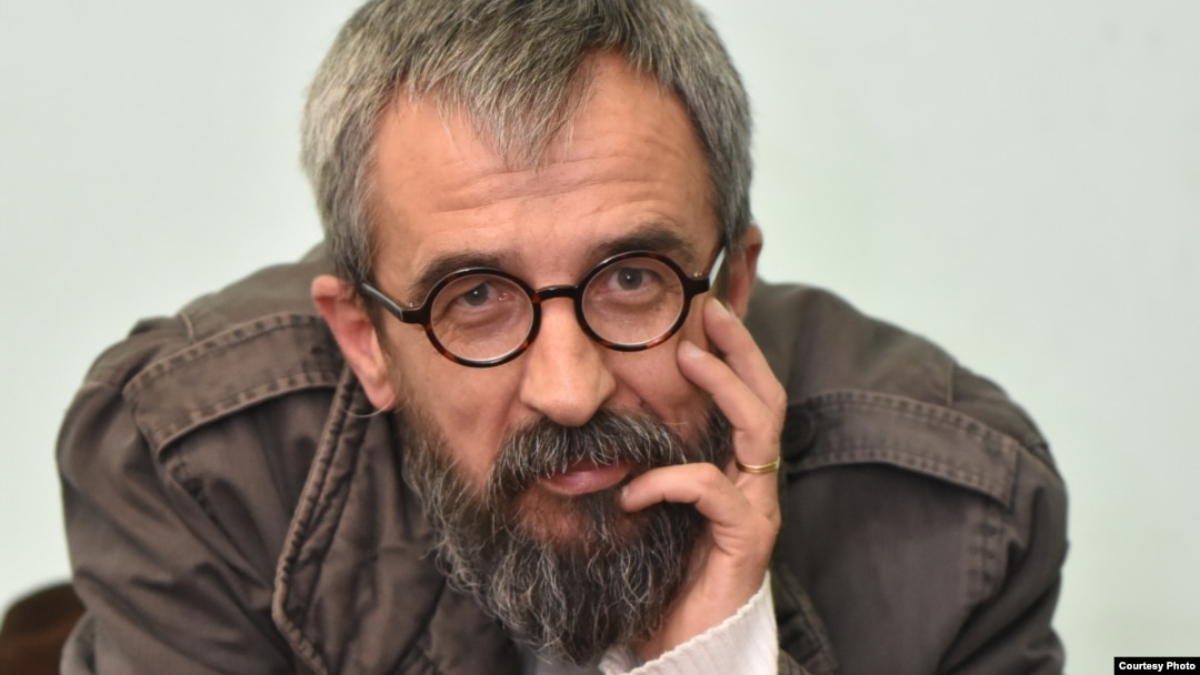 U svom romanu „Schindlerov lift“, Darko Cvijetić opisuje život u jednom soliteru „Crveni 101“, od prije, te tokom rata. Početkom rata soliter i njegova okolica postaju prizorište iz akcijskih filmova, a onda stratište i na koncu groblje.
