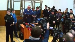 На вирок Савченко у суді відреагували гімном України (відео)