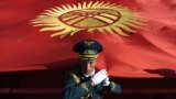 Мамлекеттик тууну көтөрүү учуру. Улуттук гвардиянын жоокери. Бишкек. Архивдик сүрөт.