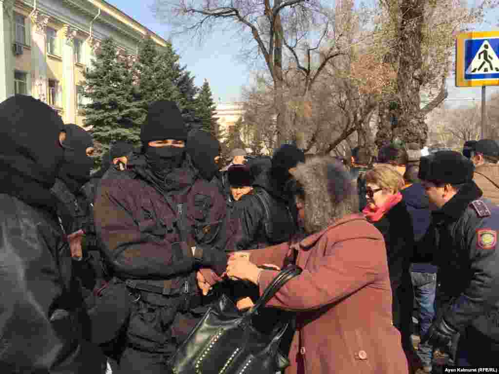 Еще один момент задержания. Среди задержанных полицией были и люди пожилого возраста. 