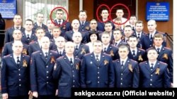 По словам Сервера, слева направо отмечены на фото: «Коля, по центру сотрудник, имя которого я не знаю, и Александр Васильевич в белой рубашке»