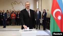 Ільгам Алієв вкидає бюлетень в урну на виборах президента Азербайджану, 11 квітня 2018 року